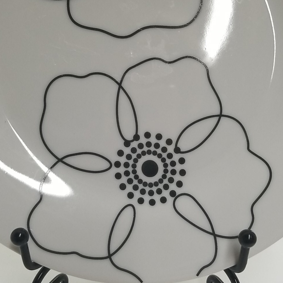Pier 1 8" Plate Set of 2 Mod Petal Pattern - Picture 2 of 4